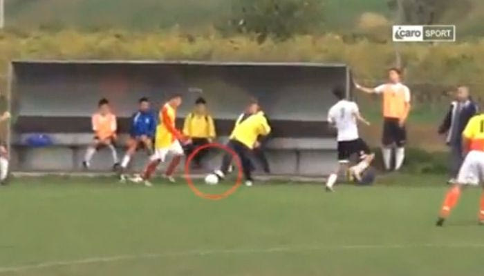 Προπονητής κάνει τάκλιν σε ποδοσφαιριστή