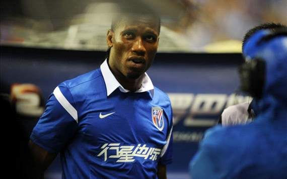 “Χρυσώνει” τον Ντρογκμπά για ένα εξάμηνο