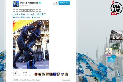 Ο Ματεράτσι ποζάρει μπροστά από το άγαλμα της “κουτουλιάς”