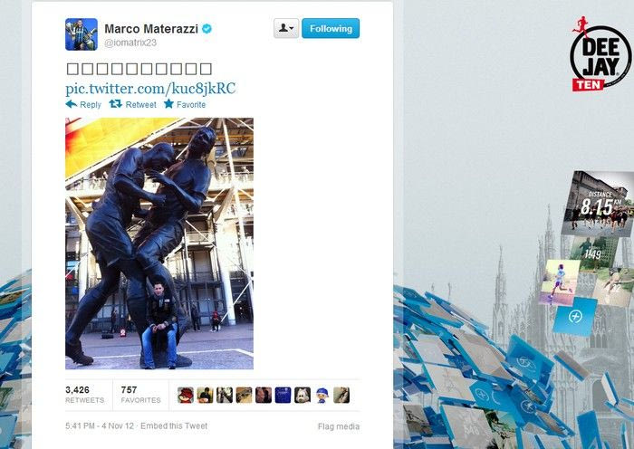 Ο Ματεράτσι ποζάρει μπροστά από το άγαλμα της “κουτουλιάς”