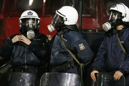 Πετροπόλεμος έξω από το “Κ. Βικελίδης”