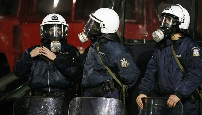 Επεισόδια και τραυματίες αστυνομικοί στην Πάτρα