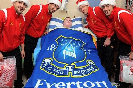 Δώρο από τους ποδοσφαιριστές της Λίβερπουλ σε οπαδό της Έβερτον