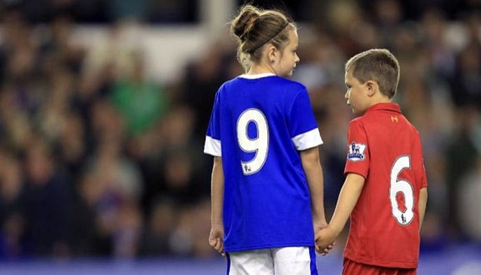 Πρεμιέρα για το τραγούδι του Χίλσμπορο στα γήπεδα της Αγγλίας