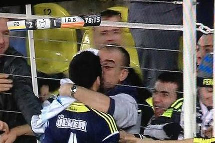 Οπαδός φιλάει στο στόμα τον σκόρερ!