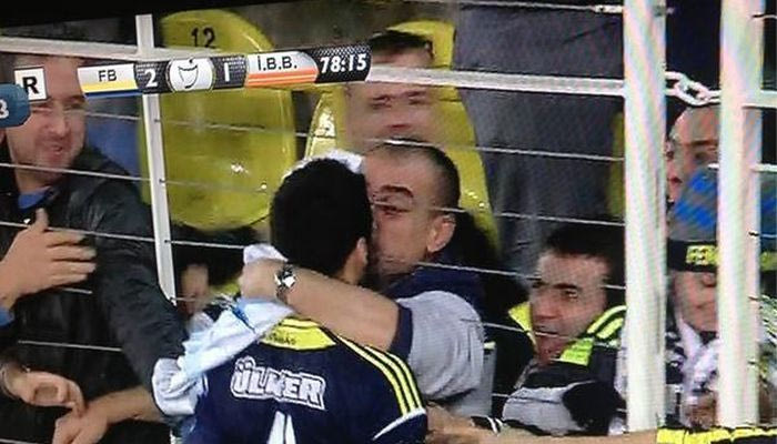 Οπαδός φιλάει στο στόμα τον σκόρερ!