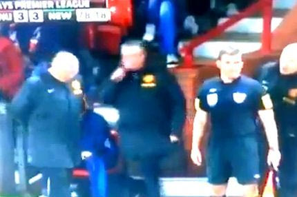 Ο σερ Άλεξ Φέργκιουσον βάζει τις φωνές στο βοηθό και χάνει την τσίχλα του!