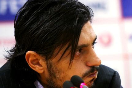 Φεύγει, αλλά δεν… αποχωρεί