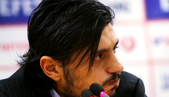 Φεύγει, αλλά δεν… αποχωρεί