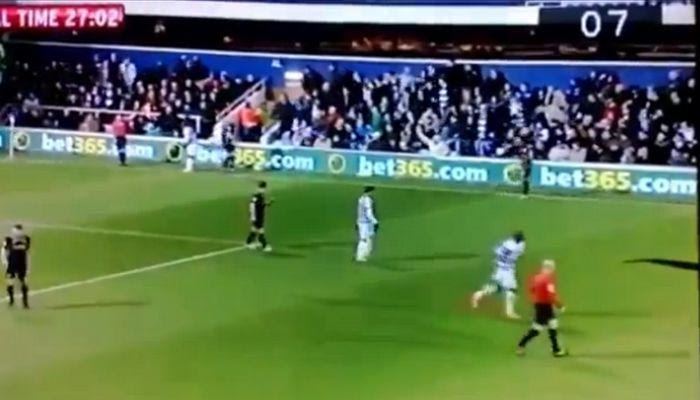 Οπαδός πετάει το μπουφάν του στον αγωνιστικό χώρο!