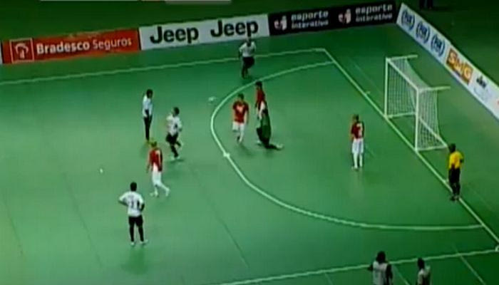 Μαγικό γκολ του Φαλκάο στη σάλα