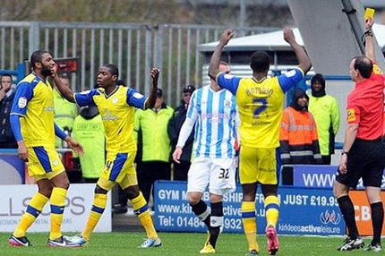 Του έβγαλε δύο κίτρινες, αλλά δεν τον απέβαλε!