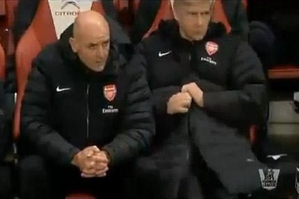 Ο Αρσέν Βενγκέρ δεν μπορεί να ανεβάσει το φερμουάρ του