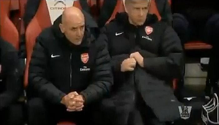 Ο Αρσέν Βενγκέρ δεν μπορεί να ανεβάσει το φερμουάρ του