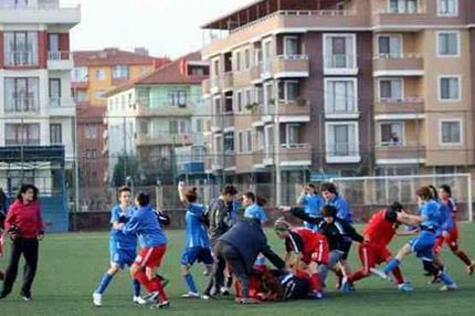 Μαλλιοτραβήγματα σε αγώνα γυναικείου ποδοσφαίρου στην Τουρκία