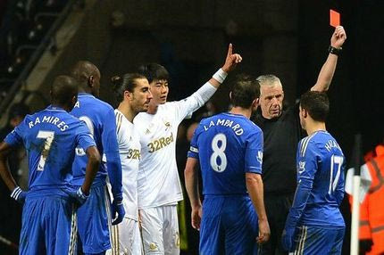 Ο Αζάρ κλότσησε ball boy