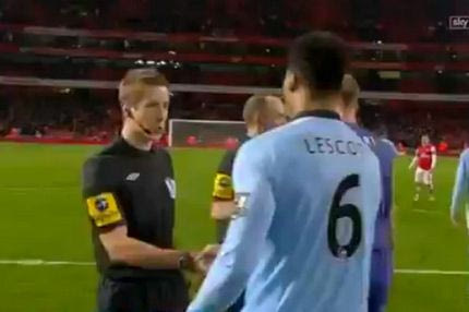 Ο βοηθός συμβουλεύει τον Λέσκοτ να ευχαριστήσει τους οπαδούς!