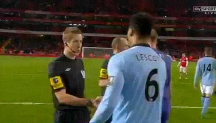 Ο βοηθός συμβουλεύει τον Λέσκοτ να ευχαριστήσει τους οπαδούς!