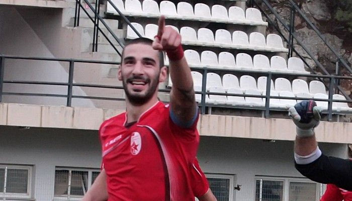 Ανακοίνωσε τρεις