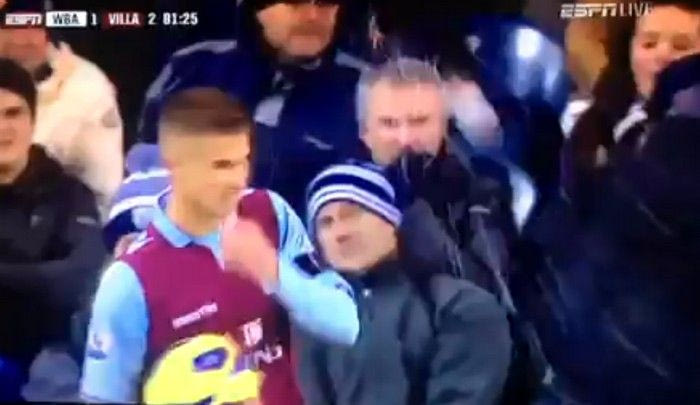 Του πέταξε χιονόμπαλα