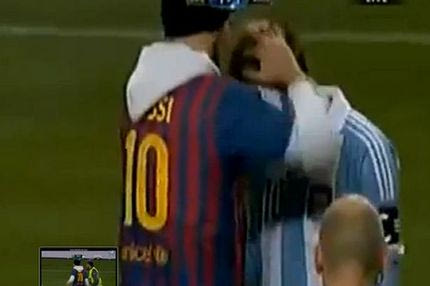 Ενα…. φιλί για τον Μέσι
