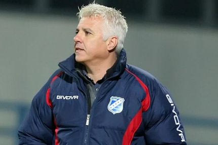 Καταγγέλλει τον Παπακώστα