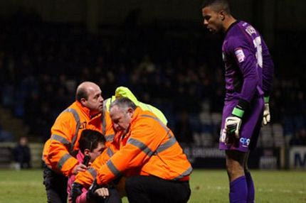 Επίθεση οπαδού σε τερματοφύλακα