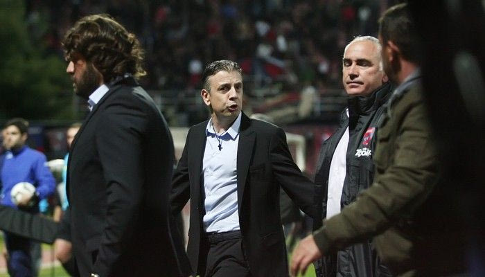 Την “έπεσαν” στον διαιτητή