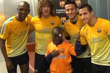 Τυφλό αγόρι αναγνωρίζει με την αφή παίκτες της Μπαρτσελόνα!