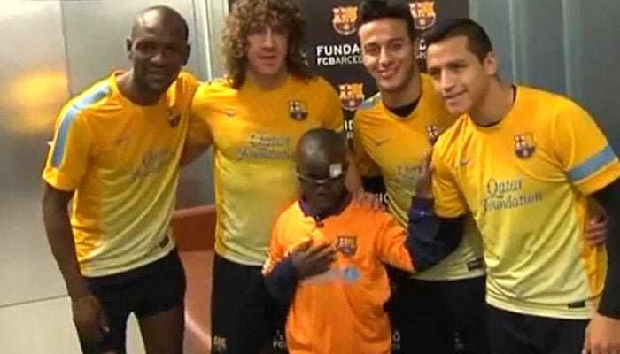 Τυφλό αγόρι αναγνωρίζει με την αφή παίκτες της Μπαρτσελόνα!