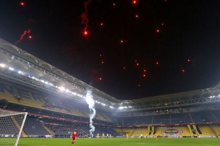 Δέκα συλλήψεις για τις φωτοβολίδες στο “Σουκρού Σαράτσογλου”