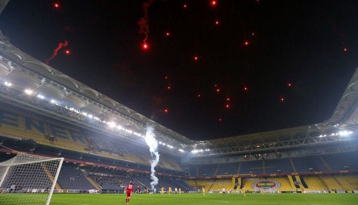 Δέκα συλλήψεις για τις φωτοβολίδες στο “Σουκρού Σαράτσογλου”