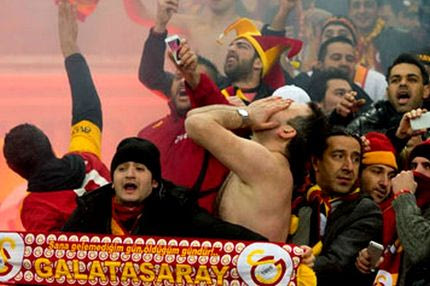 Εσκαψαν με τα χέρια τους τούνελ για να μπουν στο γήπεδο