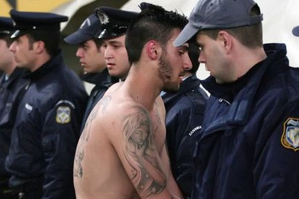 “Τι έκανες, ρε μ@λ@κ@! Μας ξενέρωσες!”