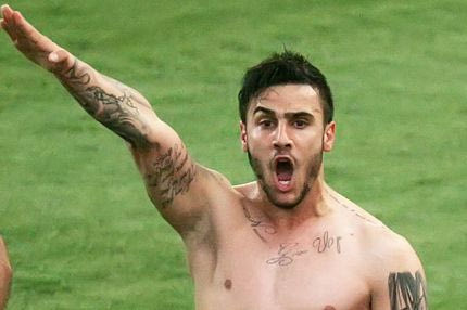 Original: “Είναι ανεπιθύμητος”