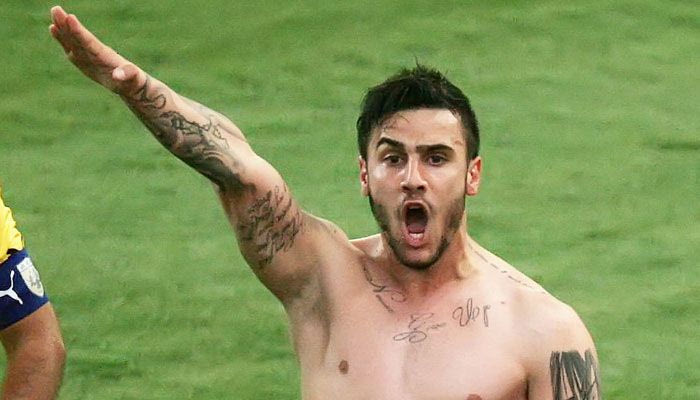 Original: “Είναι ανεπιθύμητος”