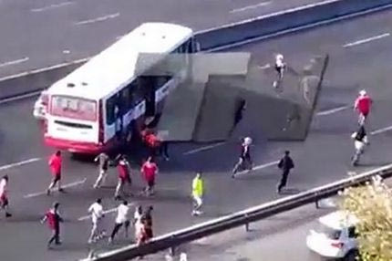 Επίθεση οπαδών σε πούλμαν