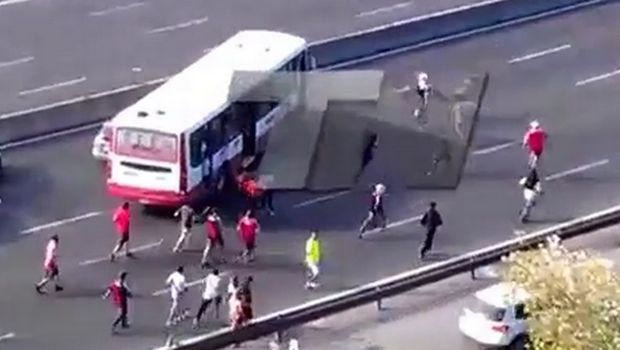 Επίθεση οπαδών σε πούλμαν