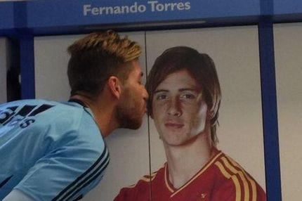 O ασπασμός του Ράμος στη γιγαντοαφίσα του εορτάζοντα Τόρες