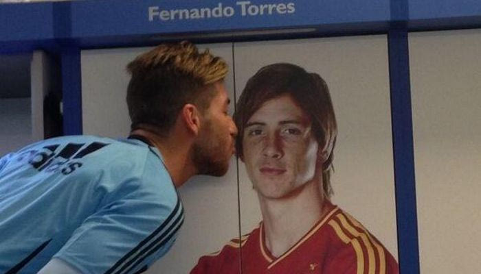 O ασπασμός του Ράμος στη γιγαντοαφίσα του εορτάζοντα Τόρες