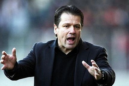 Παραιτείται ο Μιλίνκοβιτς, έρχεται ο Παπαδόπουλος