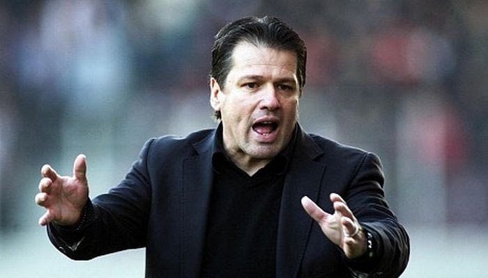 Παραιτείται ο Μιλίνκοβιτς, έρχεται ο Παπαδόπουλος