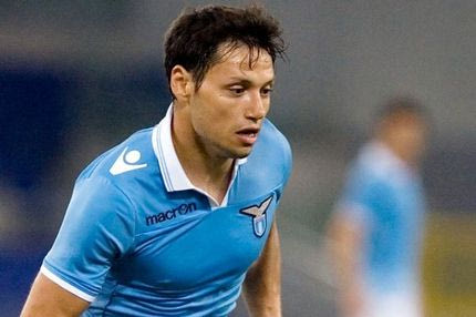 Απαιτεί να φύγει ο Σάρατε