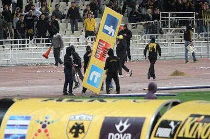 Συλλαλητήριο έξω από τα γραφεία της Super League