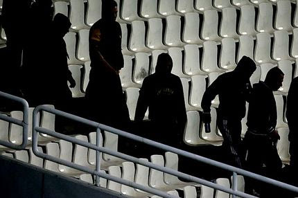 Δεν την αφήνουν να ανέβει, δεν την αφήνουν να πέσει…