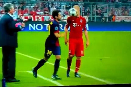 Ο Άλμπα πετά την μπάλα στο πρόσωπο του Ρόμπεν