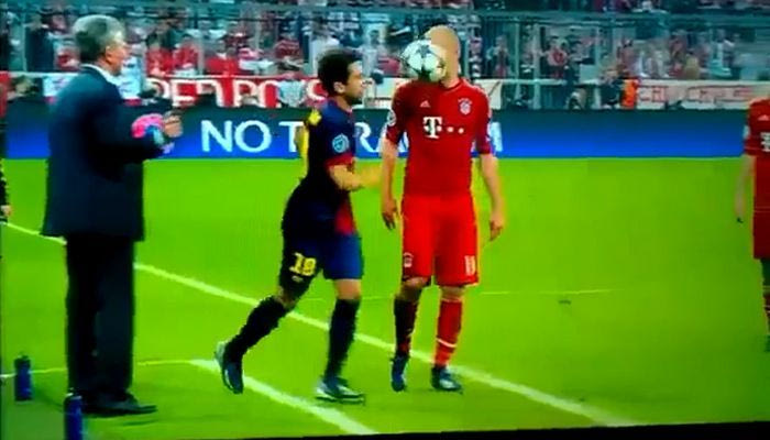 Ο Άλμπα πετά την μπάλα στο πρόσωπο του Ρόμπεν