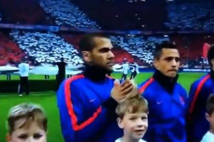 Ο Ντάνι Άλβες “καλλωπίζει” ένα ball boy