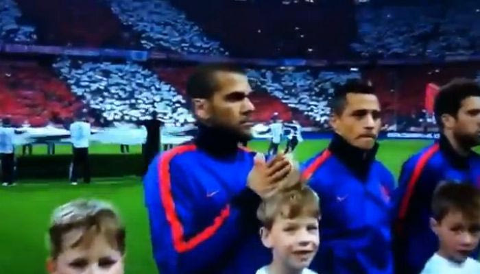 Ο Ντάνι Άλβες “καλλωπίζει” ένα ball boy