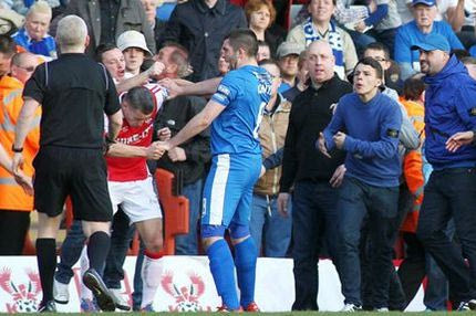 Οπαδός χτύπησε παίκτη στο κεφάλι